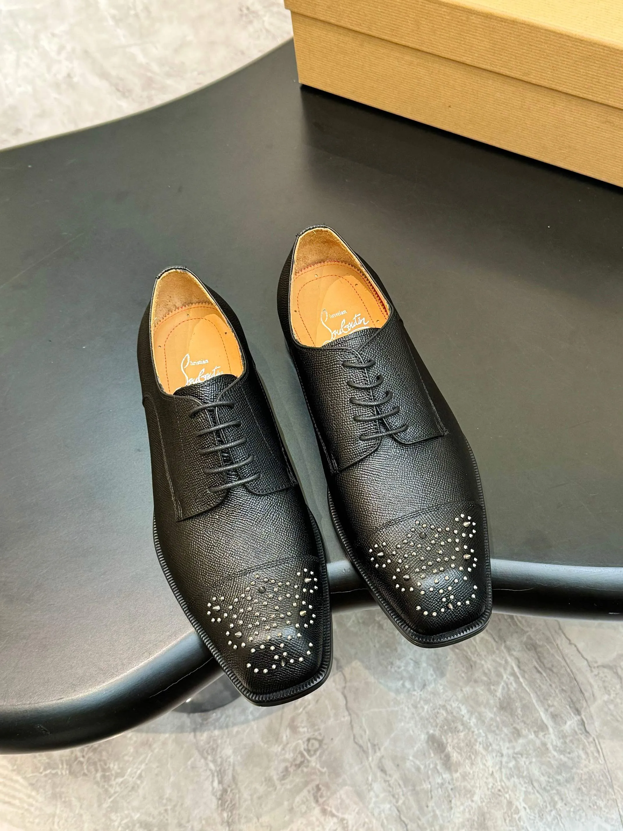 [CL red sole shoes] Top P: 1020💰 Size 39-44 (⚠️38.45.46.47 custom-made, non-returnable and non-exchangeable) 🆑High-end men's business formal leather shoes, original authentic top quality goods ••✅💯 Top original order purchasing agent! Original imported patterned cowhide ➕Imported cowhide lining ➕Cowhide feet ➕Original leather outsole~🉑️Feel free to compare the authentic ones!